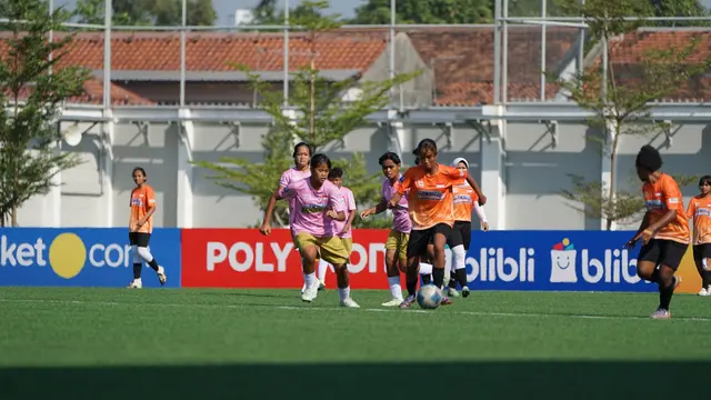 Laga sengit terjadi pada perebutan juara Grup D Piala Pertiwi U-14 dan U-16 2025 All Stars antara tim All Stars Bandung (jersey pink-emas) dan All Stars Yogyakarta (jersey orange-hitam) di Supersoccer Arena, Kudus, Jawa Tengah, Kamis (10/7/2025). (Bola.com/Bakti Olahrga Djarum Foundation)