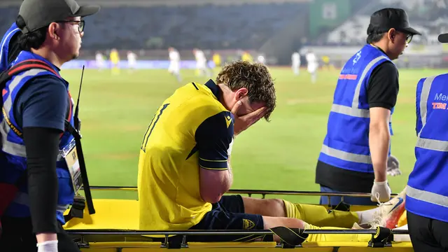 Striker Oxford United, Ole Romeny ditandu keluar lapangan setelah dilanggar pemain Arema FC, Paulinho dalam laga Piala Presiden 2025 di Stadion Si Jalak Harupat, Bandung, Kamis (10/7/2025). (Vidio Sports).
