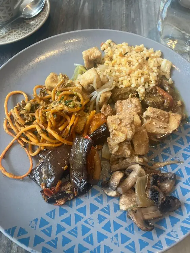Wartawan Inggris, Liam Rice, terkesan dengan menu makanan lokal yang ia dapat di hotel di Bandung selama meliput Piala Presiden 2025. (Dok. Oxford Mail/Liam Rice)