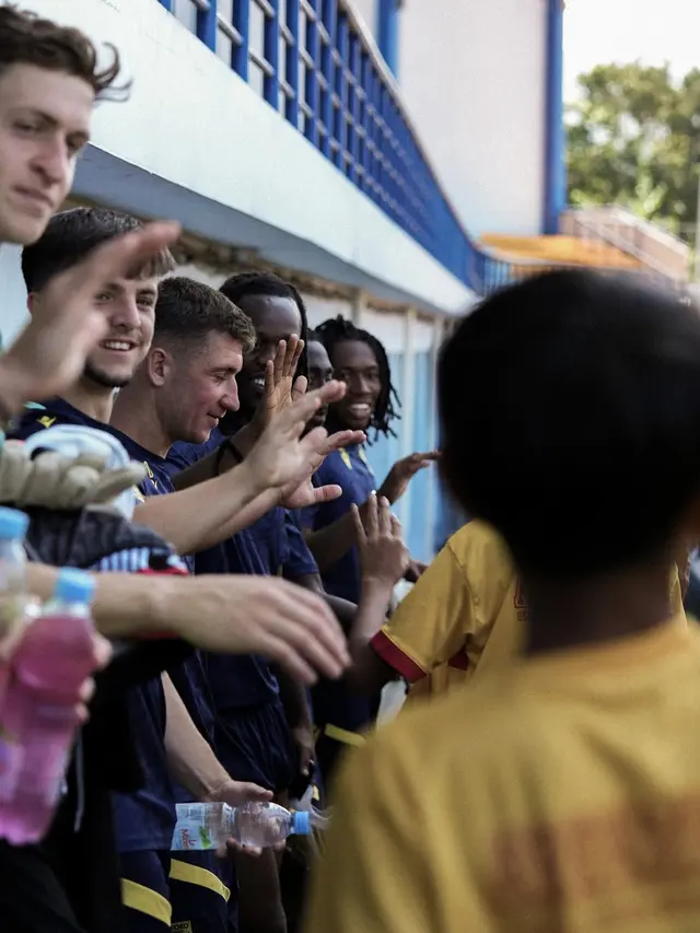 Seorang anak anggota SJJ Arcamanik mendapatkan kesempatan langka untuk berinteraksi dengan pemain Oxford United di Stadion Arcamanik Bandung, Rabu (9/7/2025). (Dok. Oxford United).