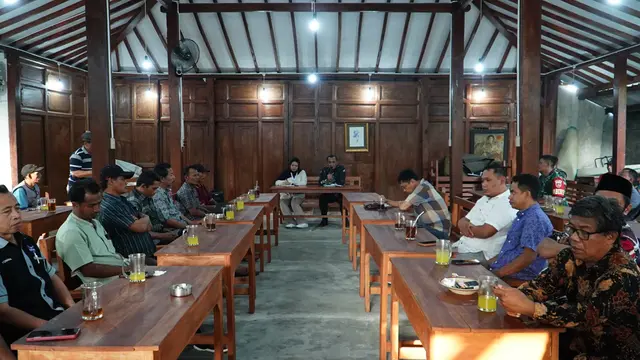 Silaturahmi manajemen PSIM Yogyakarta dengan warga di sekitar Stadion Maguwoharjo, Sleman, (Selasa/8/7/2025). PSIM akan menggunakan Stadion Maguwoharjo untuk berlaga di BRI Super League 2025/2026. (Dok. PSIM)