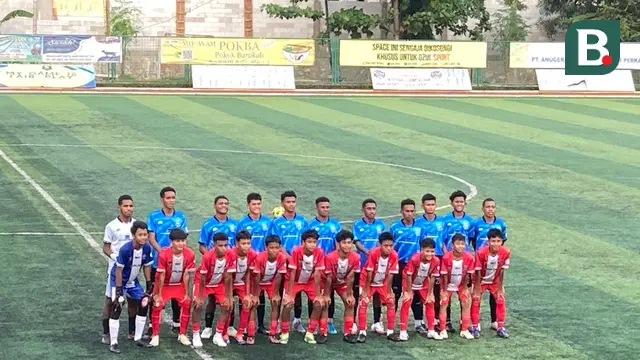Tim Papua Football Academy (jersey biru, belakang) menjalani uji coba melawan Euro Champ, Rabu (9/7/2025) sore sebelum berangkatan ke Gothia Cup 2025 di Swedia. (Bola.com/Arief Bagus)