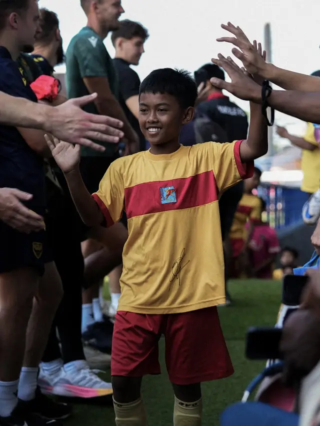 Seorang anak anggota SJJ Arcamanik mendapatkan kesempatan langka untuk berinteraksi dengan pemain Oxford United di Stadion Arcamanik Bandung, Rabu (9/7/2025). (Dok. Oxford United).