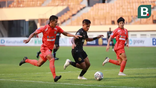 Pemain Bhayangkara FC, Kasim Botan (tengah) saat melawan Borneo FC pada laga pekan ke-10 BRI Liga 1 2022/2023 di Stadion Wibawa Mukti, Cikarang, Selasa (13/09/2022). (Bola.com/M Iqbal Ichsan)