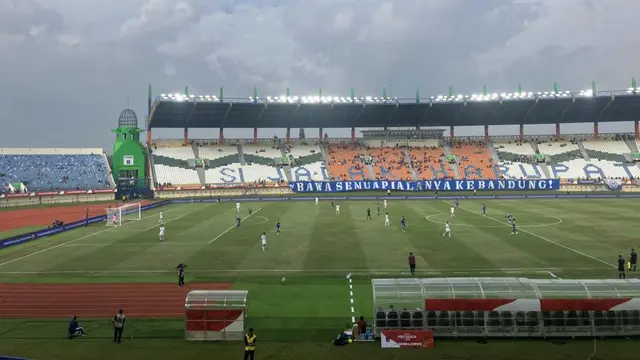 Wartawan Inggris, Liam Rice, menikmati suasana di Stadion Si Jalak Harupat saat menyaksikan Piala Presiden 2025. (Dok. Oxford Mail/Liam Rice)