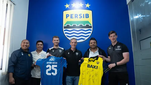 Perwakilan Oxford United berkunjung ke kantor Persib Bandung di Graha Persib, Jalan Suanjana, Kota Bandung, Kamis (10/7/2025). (Bola.com/Erwin Snaz)