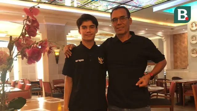 Erick Ibrahim dan Tristan. Meski pengalaman jadi pesepak bola, Erick mengaku jantungan lihat anaknya melawan Laos. (Bola.com/Gatot Sumitro)
