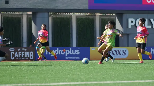 Pertandingan ketiga babak penyisihan Grup A Hydroplus Piala Pertiwi U-14 dan U-16 2025 All Stars antara Surabaya (jersey pink-orange-hitam) kontra Jakarta (jersey hijau-gold) berlangsung sengit di Supersoccer Arena, Kudus, Jawa Tengah, Kamis (10/7/2025). (Bola.com/Bakti Olahraga Djarum Foundation)