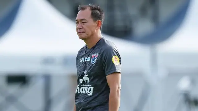 Thawatchai Damrong-ongtrakul memimpin sesi latihan Timnas Thailand U-23 jelang berlaga di Piala AFF U-23 2025. (Dok. Changsuek).