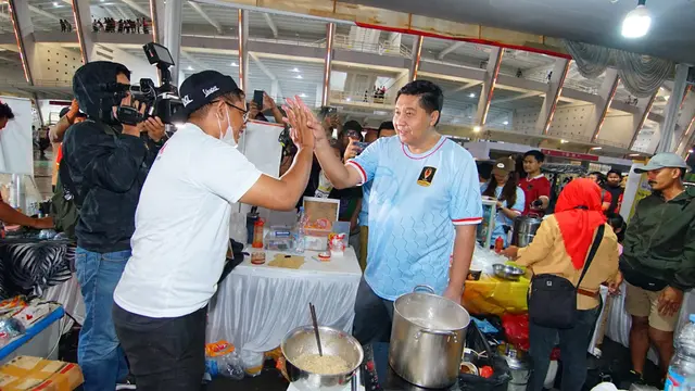 Ketua SC Piala Presiden 2025 Maruarar Sirait meninjau lapak UMKM di sekitar Stadion Gelora Bung Karno. (Dok. Media Piala Presiden 2025).