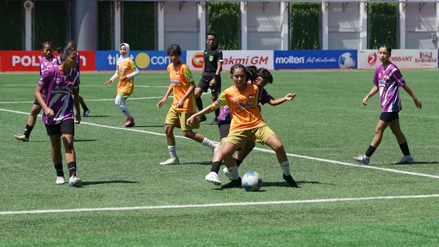 All Stars Semarang (jersey orange-emas) harus puas berada di posisi tiga klasemen grup C Piala Pertiwi U-14 dan U-16 2025 All Stars dan langkahnya terhenti di babak penyisihan usai kalah dari All Stars Tangerang (jersey ungu-hitam) dengan skor 0-2, Kamis (10/7/2025). (Bola.com/Bakti Olahraga Djarum Foundation)