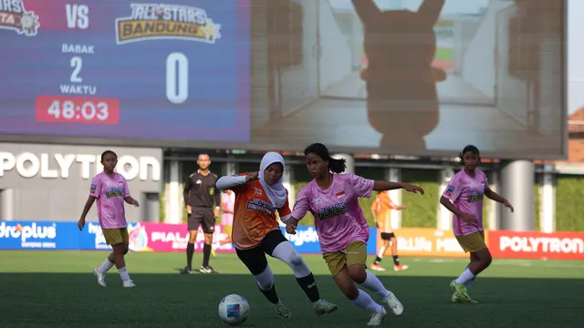 Laga sengit terjadi pada perebutan juara Grup D Piala Pertiwi U-14 dan U-16 2025 All Stars antara tim All Stars Bandung (jersey pink-emas) dan All Stars Yogyakarta (jersey orange-hitam) di Supersoccer Arena, Kudus, Jawa Tengah, Kamis (10/7/2025). (Bola.com/Bakti Olahrga Djarum Foundation)