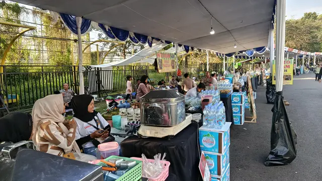 Para pelaku UMKM di Stadion Si Jalak Harupat, Kabupaten Bandung turut mendapatkan manfaat dari digelarnya Piala Presiden 2025. (Bola.com/Muhammad Faqih)