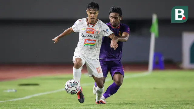 Pemain Persija Jakarta, Alfriyanto Nico (kiri) berebut bola dengan pemain Persik Kediri, Agil Munawar dalam laga pekan ke-10 BRI Liga 1 2021/2022 di Stadion Manahan, Solo, Sabtu (30/10/2021). (Bola.com/Bagaskara Lazuardi)