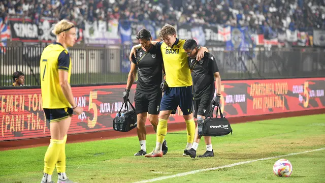 Penyerang Oxford United, Ole Romeny, mengalami cedera saat timnya bersua Arema FC pada laga lanjutan Grup A Piala Presiden 2025 di Stadion Si Jalak Harupat, Kabupaten Bandung, Kamis (10/7/2025) malam WIB. (dok. Vidio Sports)