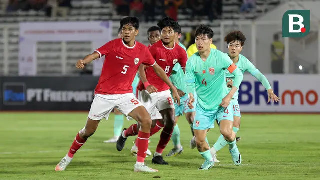 Pemain Timnas Indonesia U-20, Rahmat Syawal (kiri) bersiap menerima bola dibayangi pemain Timnas China U-20 pada laga persahabatan yang berlangsung di Stadion Madya, Senayan, Jakarta, Jumat (22/03/2024). (Bola.com/Abdul Aziz)