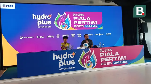 Pelatih Sumut All Stars, Agus Riyadi mengikuti sesi konferensi pers di Supersoccer Arena, Jumat (11/7/2025).