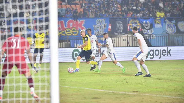 Arema FC menelan kekalahan empat gol tanpa balas dari Oxford United pada laga terakhir Grup A Piala Presiden 2025 di Stadion Si Jalak Harupat, Bandung, Kamis (10/7/2025) malam WIB. (dok. Vidio Sports)