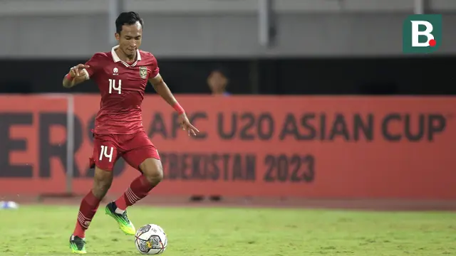 Pemain Timnas Indonesia U-20, Robi Darwis saat pertandingan Grup F Kualifikasi Piala Asia U-20 2023 melawan Timnas Vietnam U-20 di Stadion Gelora Bung Tomo, Surabaya, Minggu (18/9/2022). (Bola.com/Ikhwan Yanuar)