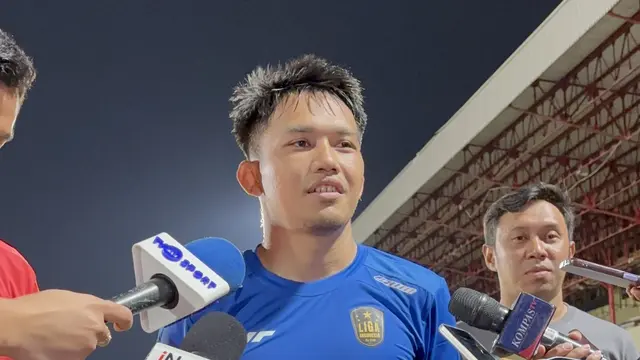 Pemain Liga Indonesia All Star Witan Sulaeman saat bicara mengenai Piala Presiden 2025 selepas sesi latihan di Stadion STIK, Jakarta Selatan, Kamis (3/7/2025) malam WIB. (Liputan6.com/Melinda Indrasari)