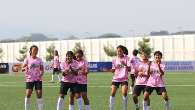 Dian Aprilia Pary (dua dari kiri) dari All Stars Bandung melakukan selebrasi dengan rekan setimnya setelah mencetak gol ke gawang All Stars Kudus dalam laga perempat final Piala Pertiwi All Stars 2025 di Supersoccer Arena, Kudus, Jawa Tengah, Jumat (11/7/2025). (Dok. Milklifesoccer)