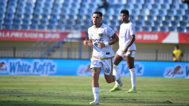 Penyerang Dewa United, Alexis Messidoro, memakai nomor punggung 28 ketika bersua Port FC pada pertandingan lanjutan Grup B Piala Presiden 2025 di Stadion Si Jalak Harupat, Bandung, Kamis (10/7/2025) sore WIB. (dok. Vidio Sports)