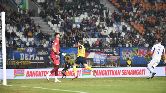 Selebrasi striker Oxford United, Ole Romeny setelah membobol gawang Arema FC dalam laga Piala Presiden 2025 di Stadion Si Jalak Harupat, Bandung, Kamis (10/7/2025). (Vidio Sports)