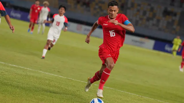 Kapten Timnas Indonesia U-19, Dony Tri Pamungkas menggiring bola saat menghadapi Filipina U-19 pada laga Grup A Piala AFF U-19 2024 di Stadion Gelora Bung Tomo, Surabaya, Rabu (17/7/2024). (Dok. PSSI)