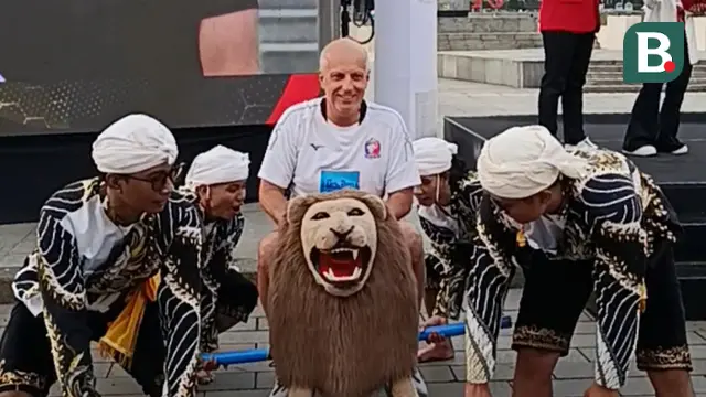 Pelatih Port FC, Alexandre Gama, naik sisingaan di halaman Gedung Sate, Bandung, Jawa Barat, di sela-sela konferensi pers Piala Presiden 2025, Jumat (11/7/2025). (Bola.com/Muhammad Faqih)