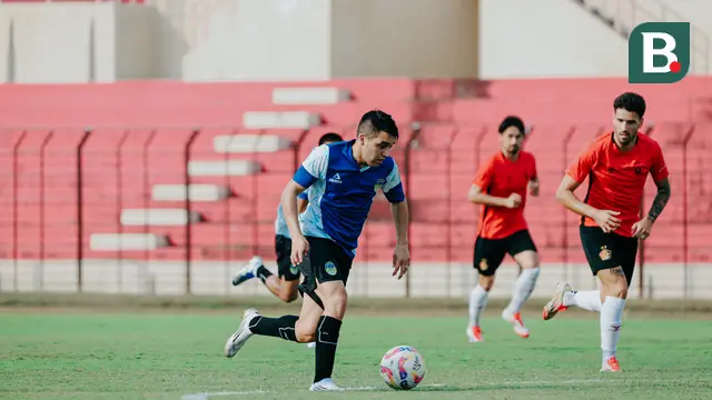 Tampak pemain asing anyar PSIM, Ezequiel Vidal pada laga uji coba kontra Persik hari Sabtu (12/07/2025). (Ana Dewi/Bola.com)