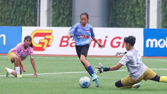Striker All Stars Sumut, Fadilla mencoba melewati kiper All Stars Bandung dalam laga semifinal Piala Pertiwi All Stars 2025 di Supersoccer Arena, Kudus, Jawa Tengah, Sabtu (12/7/2025). (Milklifesoccer)