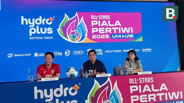 Victor R. Hartono, Erick Thohir, dan Veronica Tan mengikuti konferensi pers di Supersoccer Arena, Kudus, Sabtu (12/7/2025). (Bola.com/Hery Kurniawan).