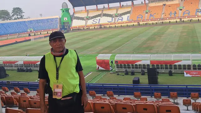 Petugas kebersihan Stadion Si Jalak Harupat, Arifin, berbagi cerita dengan Bola.com mengenai makna Piala Presiden 2025. (Bola.com/Muhammad Adi Yaksa)
