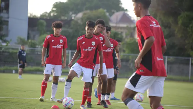 Suasana latihan Timnas Indonesia U-17 untuk persiapan Piala Dunia U-17 2025 di Stadion Gelora Samudera, Kuta. (Bola.com/Alit Binawan)