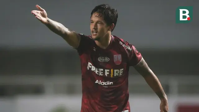Pemain Persis Solo, Irfan Bachdim melakukan selebrasi usai mencetak gol pertama timnya ke gawang Rans Cilegon FC dalam laga final Liga 2 2021 di Stadion Pakansari, Bogor, Kamis (30/12/2021). (Bola.com/Bagaskara Lazuardi)