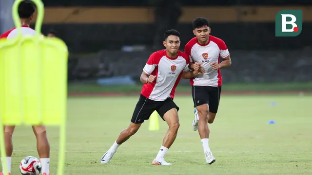 Pemain Timnas Indonesia, Marselino Ferdinan (kiri) dan Asnawi Mangkualam melakukan latihan resmi jelang laga terakhir Grup B Piala AFF 2024 melawan Filipina di Stadion Sriwedari, Solo, Jawa Tengah, Jumat (20/12/2024). (Bola.com/Abdul Aziz)