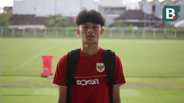 Bek kiri Bali United, Real Alvaro Salim saat sesi latihan dengan Timnas Indonesia U-17 di Stadion Gelora Samudera Kuta, Bali. (Bola.com/Alit Binawan)