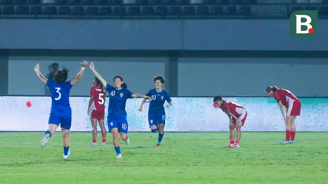 Sempat memberikan perlawanan, Timnas Indonesia Putri harus mengakui keperkasaan Chinese Taipei Putri 1-2 dalam partai terakhir Grup D Kualifikasi Piala Asia Putri 2026 di Indomilk Arena, Tangerang, pada Sabtu (5/7/2025). (Bola.com/M Iqbal Ichsan)