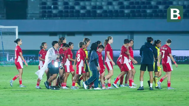 Pemain Timnas Indonesia Putri tertunduk lesu setelah ditaklukkan Chinese Taipei Putri dalam partai terakhir Grup D Kualifikasi Piala Asia Putri 2026 di Indomilk Arena, Tangerang, pada Sabtu (5/7/2025). (Bola.com/M Iqbal Ichsan)