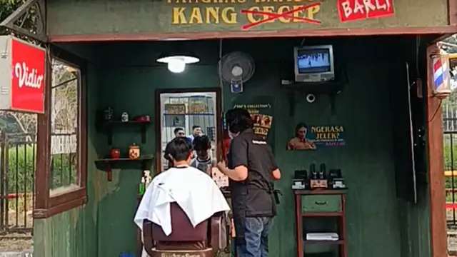 Pangkas rambut di sela-sela gelaran Piala Presiden 2025. (Muhammad Faqih/Bola.com)