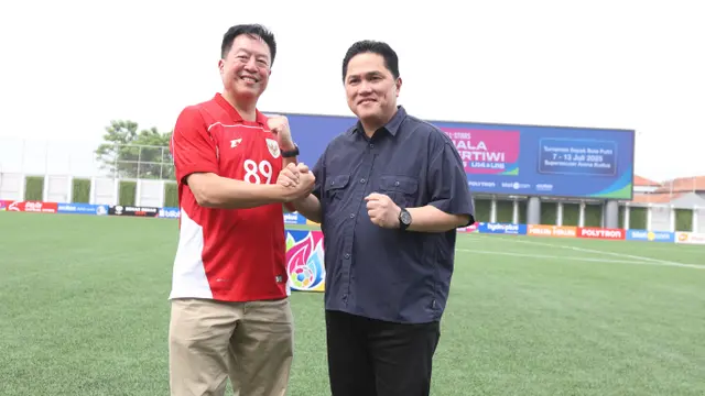 Presiden Direktur Djarum Foundation, Victor R. Hartono dan ketua umum PSSI, Erick Thohir di Supersoccer Arena, Kudus, Jawa Tengah, Sabtu (12/7/2025). (Dok. Milklifesoccer).