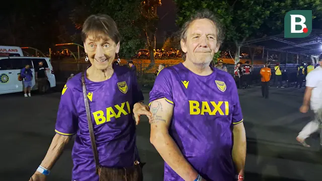 Pasangan suami-istri asal Inggris yang juga pendukung Oxford United, Ross Claerk (kanan) dan Sally, yang datang ke Indonesia untuk memberikan dukungan kepada Oxford United di Piala Presiden 2025. (Boa.com/Muhammad Adi Yaksa)