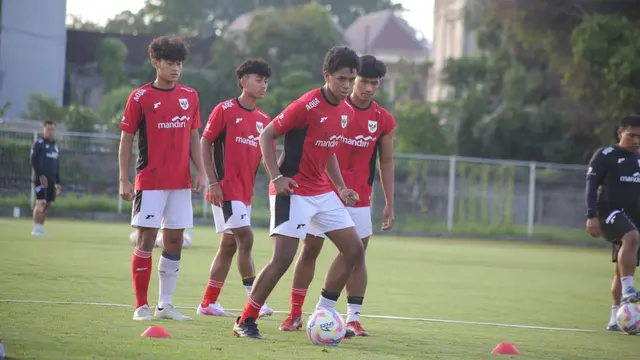 Suasana latihan Timnas Indonesia U-17 untuk persiapan Piala Dunia U-17 2025 di Stadion Gelora Samudera, Kuta. (Bola.com/Alit Binawan)