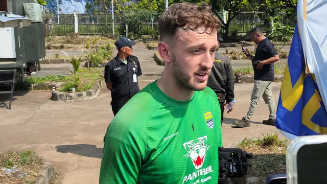 Penjaga gawang Persib Bandung, Adam Przybek. (Bola.com/Erwin Snaz)