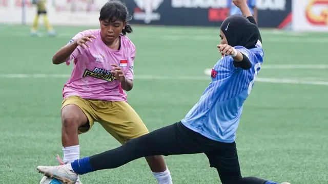 Striker All Stars Bandung, Dian Aprlilia Pary mempertahankan bola dari kejaran pemain All Stars Sumut dalam laga semifinal Piala Pertiwi All Stars 2025 di Supersoccer Arena, Kudus, Jawa Tengah, Sabtu (12/7/2025). (Milklifesoccer)