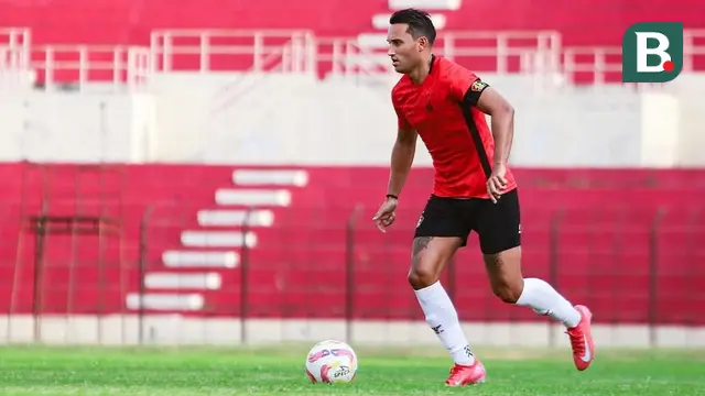Ezra Walian menjadi andalan Persik Kediri. (Bola.com/Gatot Sumitro)