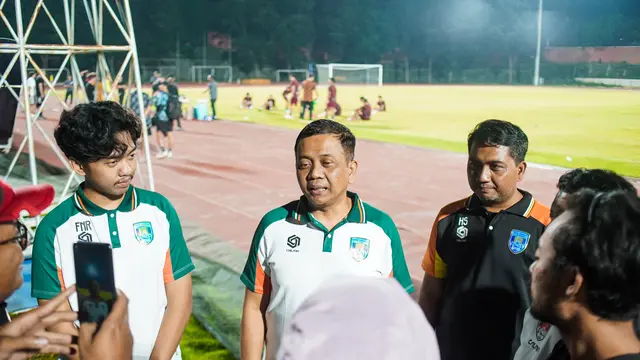 Pemilik Kendal Tornado FC, Junianto, saat diwawancarai awak media sesuai pertandingan uji coba melawan Persis Solo di Stadion UNS, Solo, Sabtu (12/7/2025). (dok. Kendal Tornado FC)