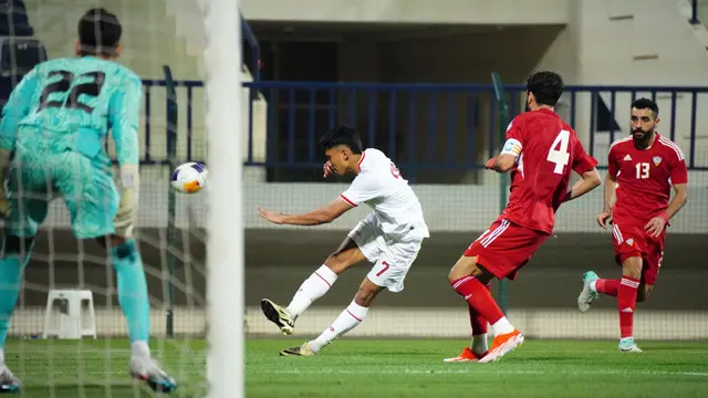 Pemain Timnas Indonesia U-23, Marselino Ferdinan berusaha mencetak gol ke gawang Uni Emirat Arab U-23 pada laga uji coba jelang Piala Asia U-23 2024 di Dubai, Senin (09/04/2024) WIB. (Dok. PSSI)