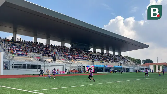 Striker All Stars Bandung, Diva Aulia Putri (kuning) menyisir sisi kiri pertahanan All Stars Tangerang dalam laga final Piala Pertiwi All Stars 2025 di Supersoccer Arena, Kudus, Jawa Tengah, Minggu (13/7/2025). (Bola.com/Hery Kurniawan)