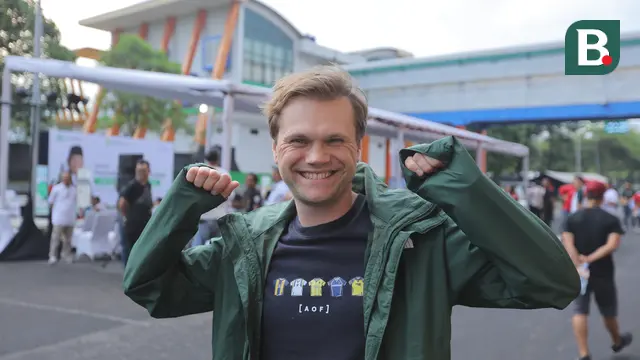 Matt Bruce, suporter Oxford United yang rela jauh-jauh dari Inggris untuk menyaksikan Piala Presiden 2025 di Stadion Si Jalak Harupat, Bandung, Minggu (13/7/2025) sore WIB. (Bola.com/Bagaskara Lazuardi)